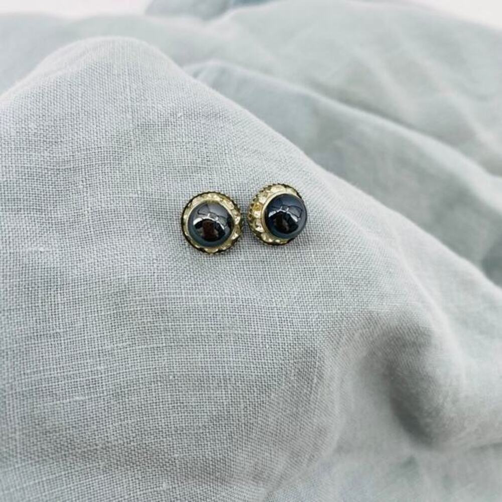 Stud Earrings‎